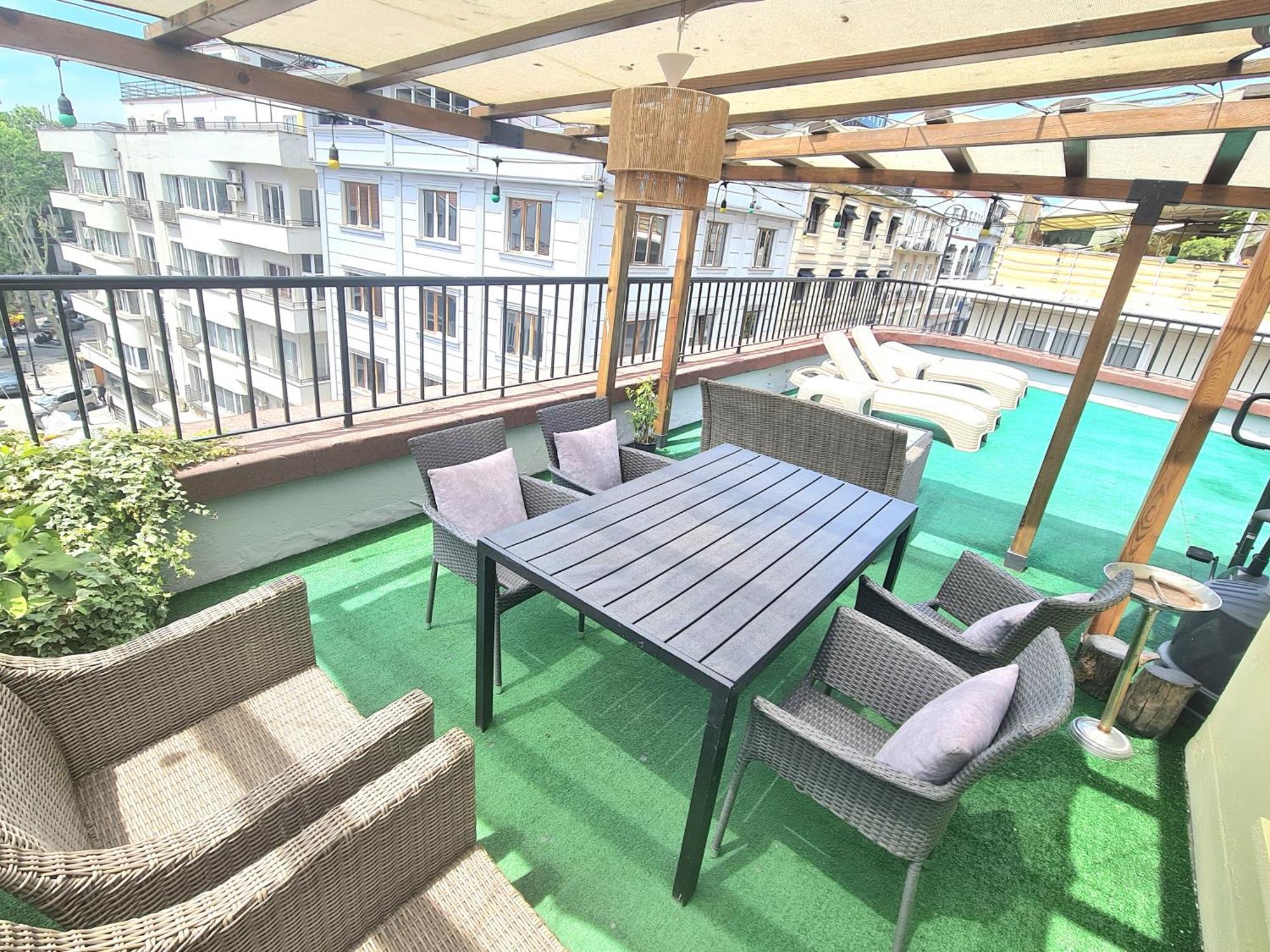 Social House Готель